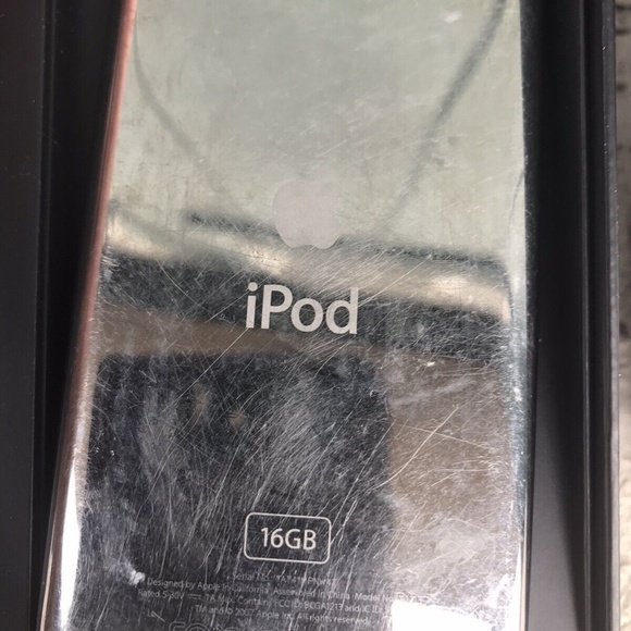 RARE John Lennon iPod 8GB and 16GB iPod Touch 1st Generation 2007 Pair - Picture 3 of 5